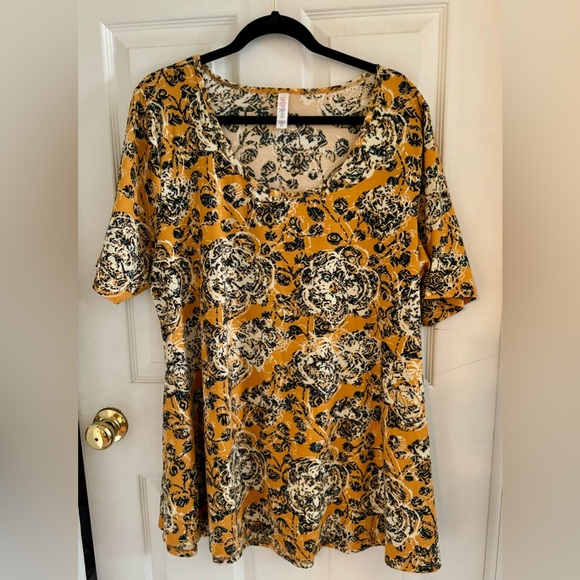 2X Lularoe Perfect Tee. Pre-owned great condition. Pretty mustard colored print. - Picture 1 of 3